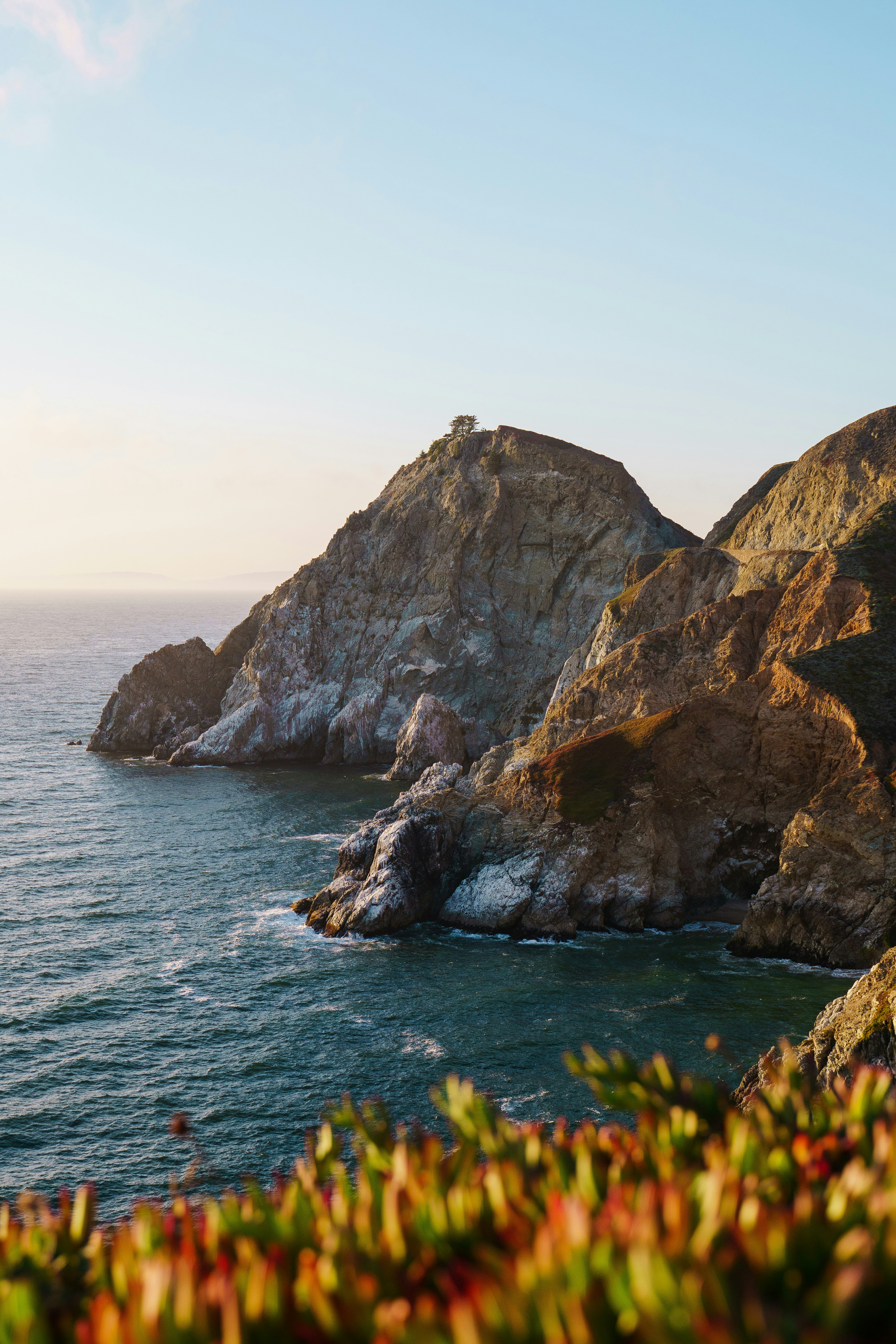 ock mountains facing ocean